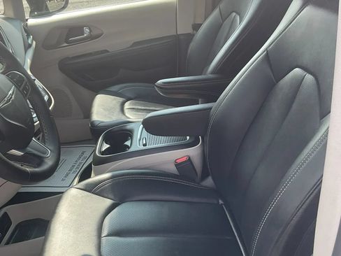 Used 2024 Chrysler Pacifica Touring-L FWD image 25