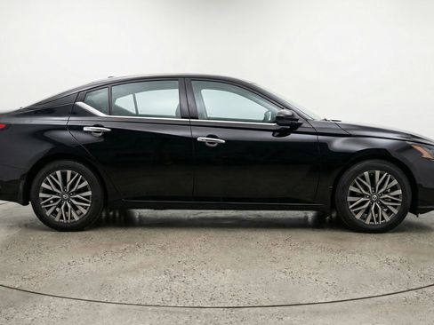 Used 2025 Nissan Altima 2.5 SV image 11
