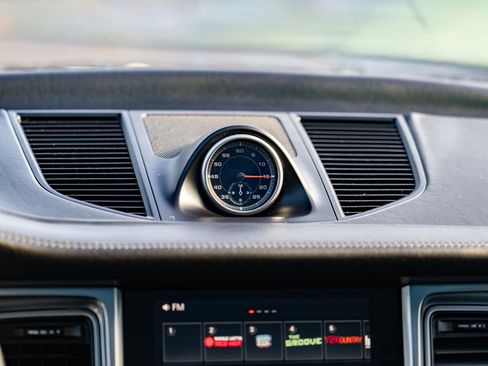 Used 2018 Porsche Macan Turbo image 22