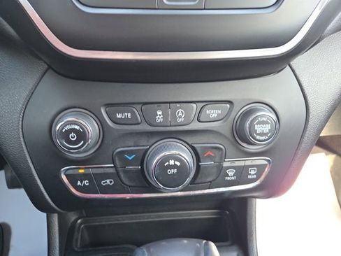 Used 2019 Jeep Cherokee Latitude Plus w/ Cold Weather Group image 17