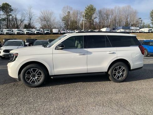 New 2025 Ford Expedition Active image 5