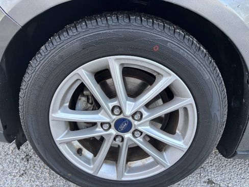 Used 2015 Ford Focus SE image 32