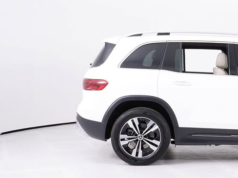 Used 2025 Mercedes-Benz GLB 250 4MATIC image 14