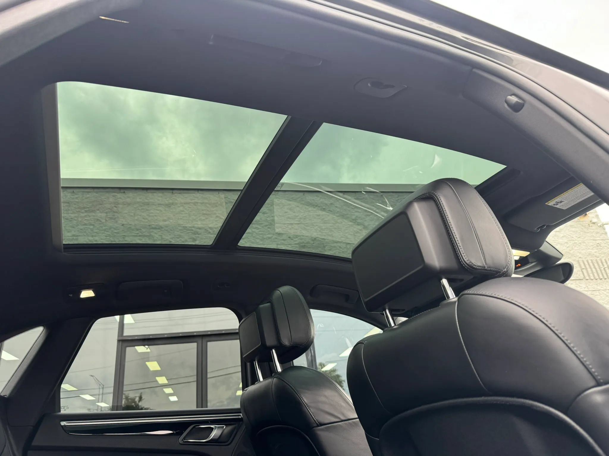 Used 2018 Porsche Macan AWD/4WD image 23