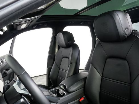 Certified 2023 Porsche Cayenne Platinum Edition image 5