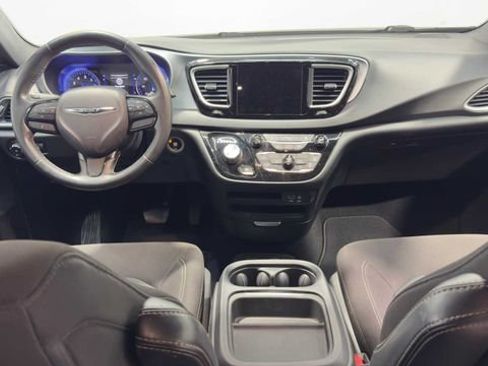 Used 2020 Chrysler Pacifica Touring w/ S Appearance Package FWD image 18