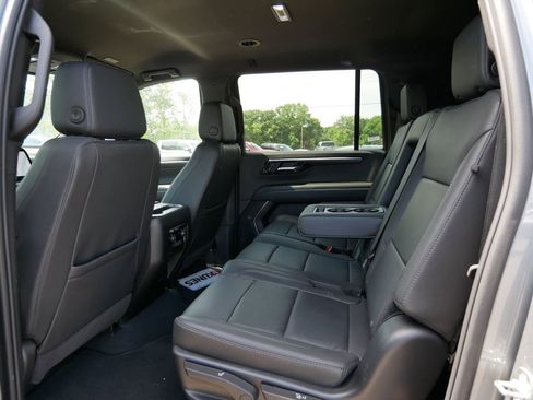 Used 2025 Chevrolet Suburban Z71 AWD/4WD image 15