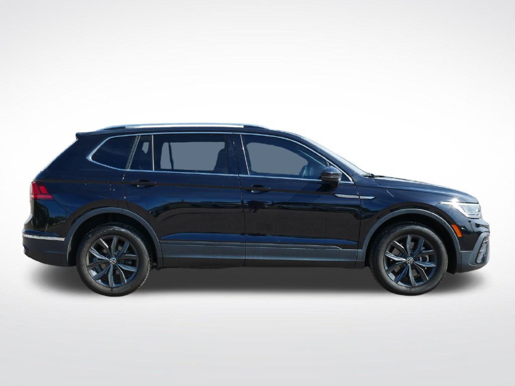 Used 2024 Volkswagen Tiguan SE w/ Panoramic Sunroof Package AWD/4WD image 3