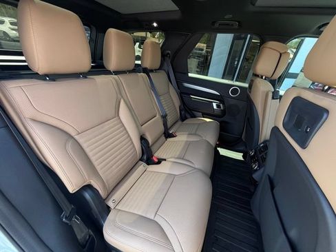 Used 2025 Land Rover Discovery Dynamic SE AWD/4WD image 13