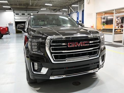 Used 2022 GMC Yukon SLT w/ SLT Premium Package image 3