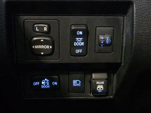 Used 2021 Toyota Tundra SR5 w/ SR5 Leather Package AWD/4WD image 20