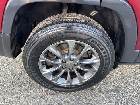 Used 2019 Jeep Cherokee Latitude Plus w/ Cold Weather Group AWD/4WD image 30