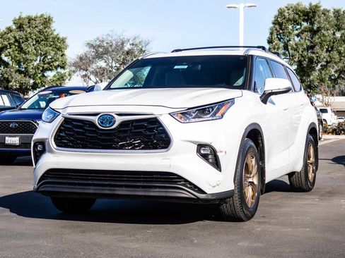 Used 2022 Toyota Highlander Bronze Edition image 3