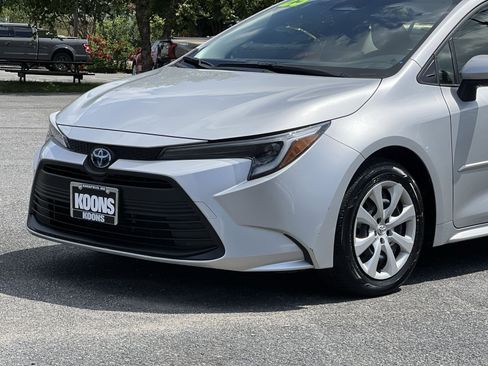 Used 2025 Toyota Corolla LE AWD/4WD image 28