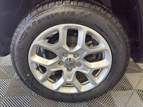 Used 2017 Jeep Renegade Latitude w/ Cold Weather Group AWD/4WD image 5