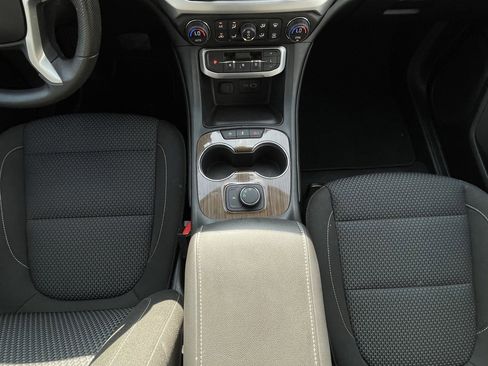 Used 2023 GMC Acadia SLE image 19