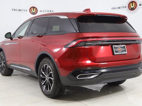 Used 2025 Lincoln Nautilus Premier image 4