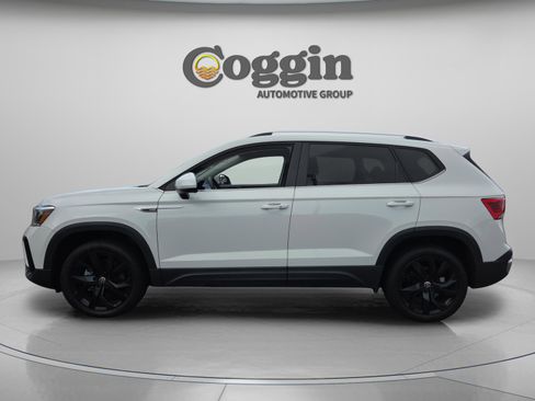 Used 2023 Volkswagen Taos SE w/ Panoramic Sunroof Package FWD image 2
