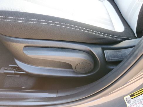 Used 2025 Hyundai Venue SEL FWD image 17