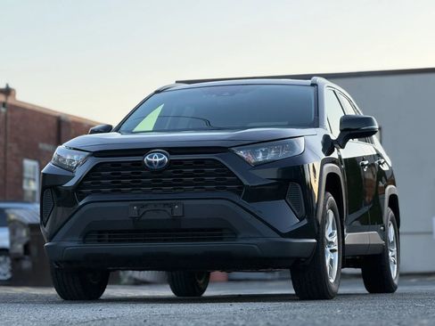 Used 2019 Toyota RAV4 LE w/ Carpet Mat Package AWD/4WD image 1