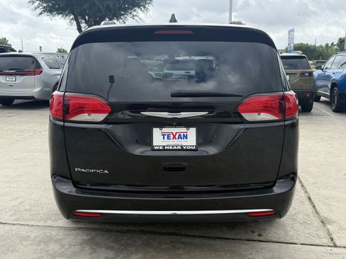 Used 2017 Chrysler Pacifica Touring-L w/ Tire & Wheel Group image 17