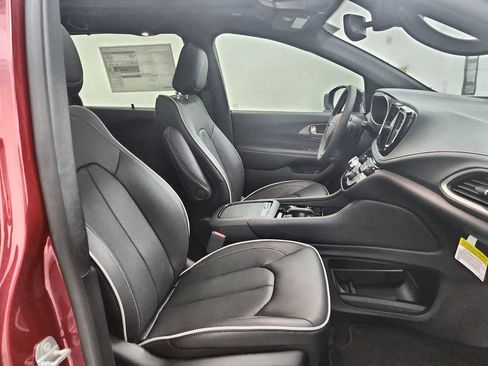 New 2027 Chrysler Pacifica Limited AWD/4WD image 33