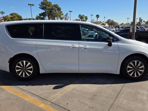 Used 2024 Chrysler Pacifica Select image 4