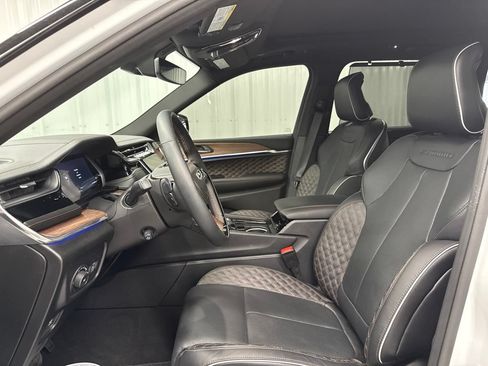 Used 2025 Jeep Grand Cherokee Summit w/ Luxury Tech Group V AWD/4WD image 16