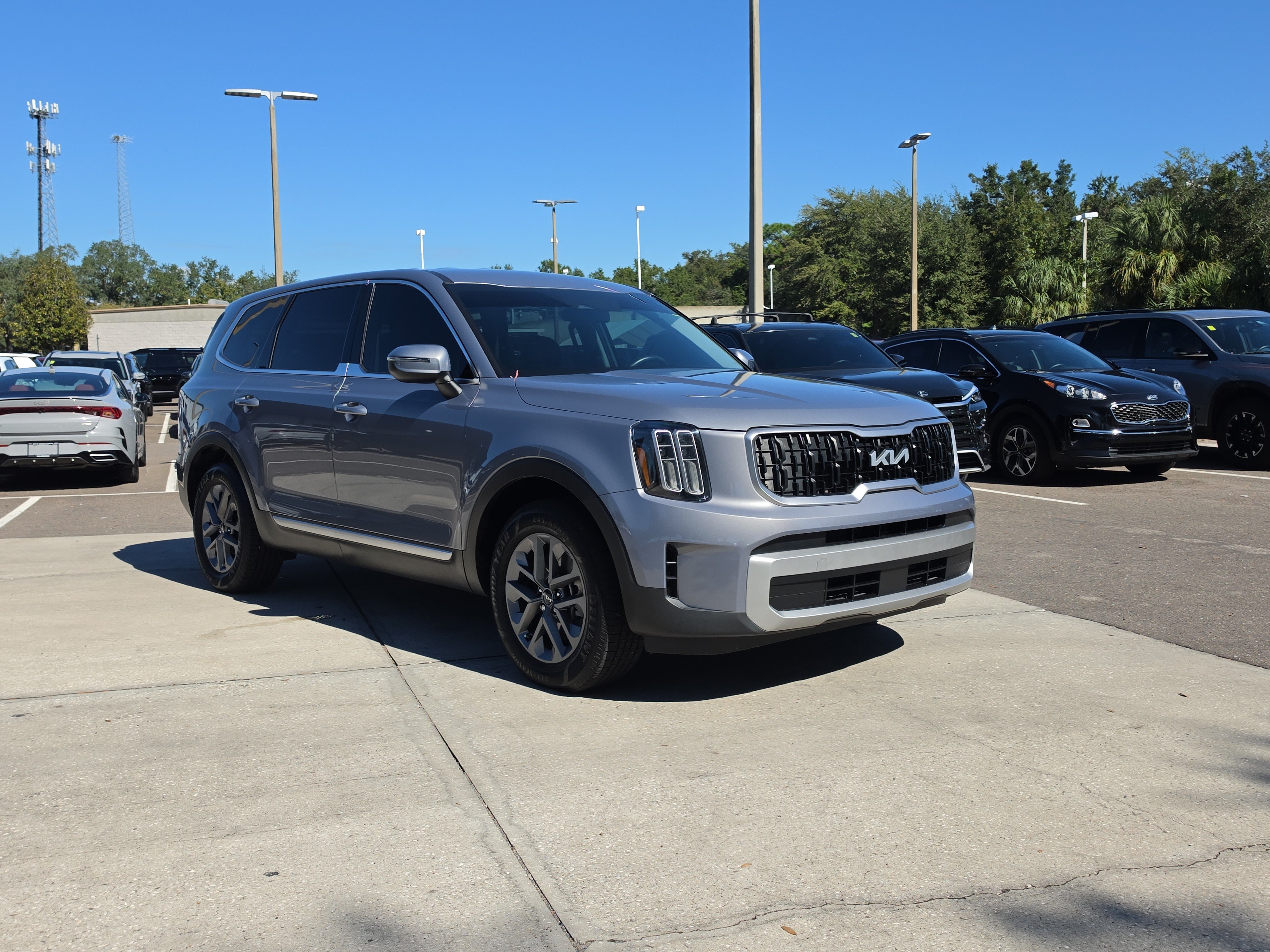 Certified 2023 Kia Telluride LX FWD image 2
