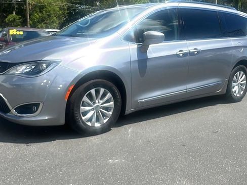 Used 2019 Chrysler Pacifica Touring-L FWD image 7