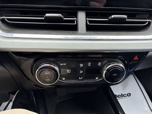 Used 2025 Chevrolet Trax LT w/ LT Convenience Package image 17