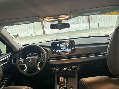 Used 2023 Mitsubishi Outlander SE image 19