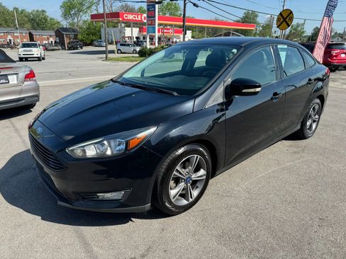 Used 2018 Ford Focus SE w/ SE Appearance Package image 4