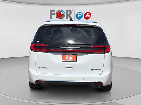 Used 2024 Chrysler Pacifica Limited FWD image 4