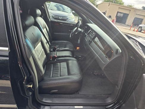 Used 2002 Lincoln Town Car Executive RWD image 19
