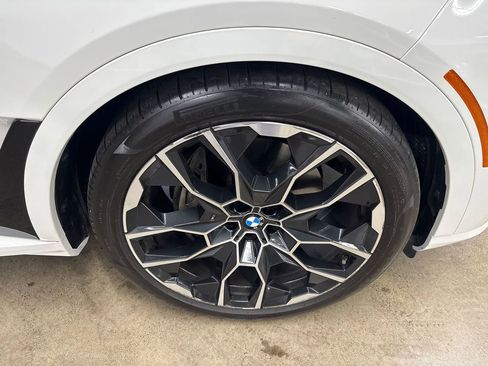 Used 2024 BMW X7 xDrive40i w/ M Sport Package AWD/4WD image 26