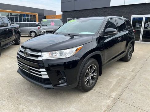 Used 2019 Toyota Highlander LE AWD/4WD image 3