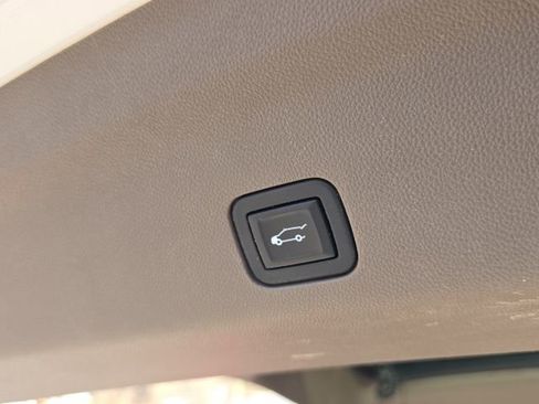 Used 2021 GMC Yukon Denali w/ Denali Premium Package image 12