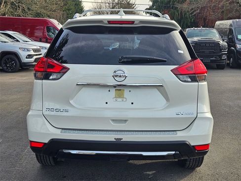 Used 2017 Nissan Rogue SV w/ Sun & Sound Touring Package image 6