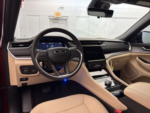 New 2025 Jeep Grand Cherokee Limited w/ Luxury Tech Group II image 9