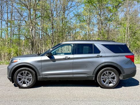 Certified 2022 Ford Explorer XLT w/ Equipment Group 202A AWD/4WD image 9