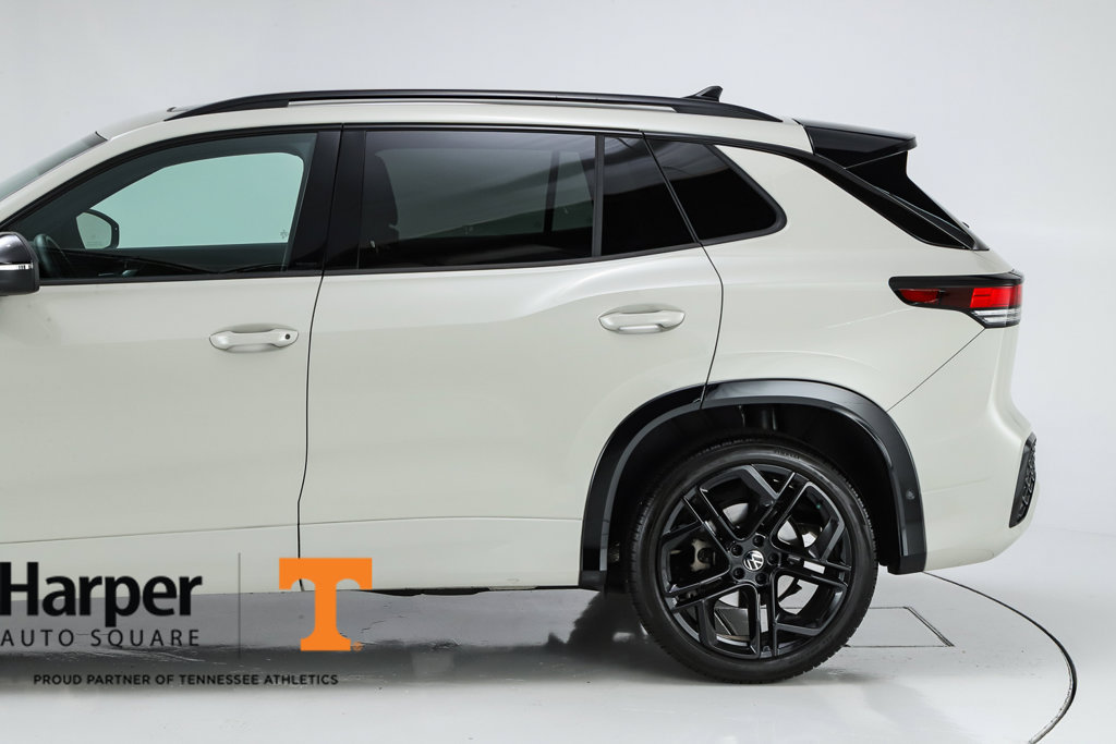 Used 2025 Volkswagen Tiguan SE R-Line FWD image 43