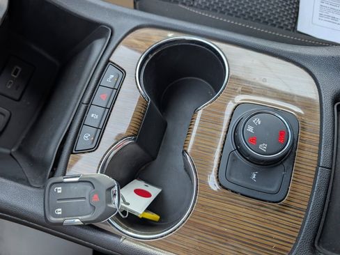 Used 2021 GMC Acadia SLE image 31