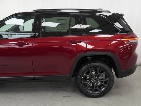 New 2025 Jeep Grand Cherokee Limited image 16