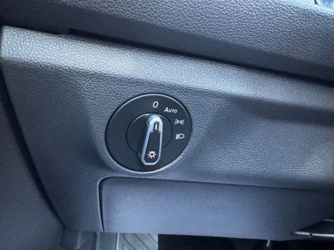 Used 2021 Volkswagen Jetta SE w/ SE Cold Weather Package image 11