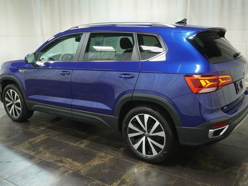 Used 2023 Volkswagen Taos SE w/ Panoramic Sunroof Package AWD/4WD image 6