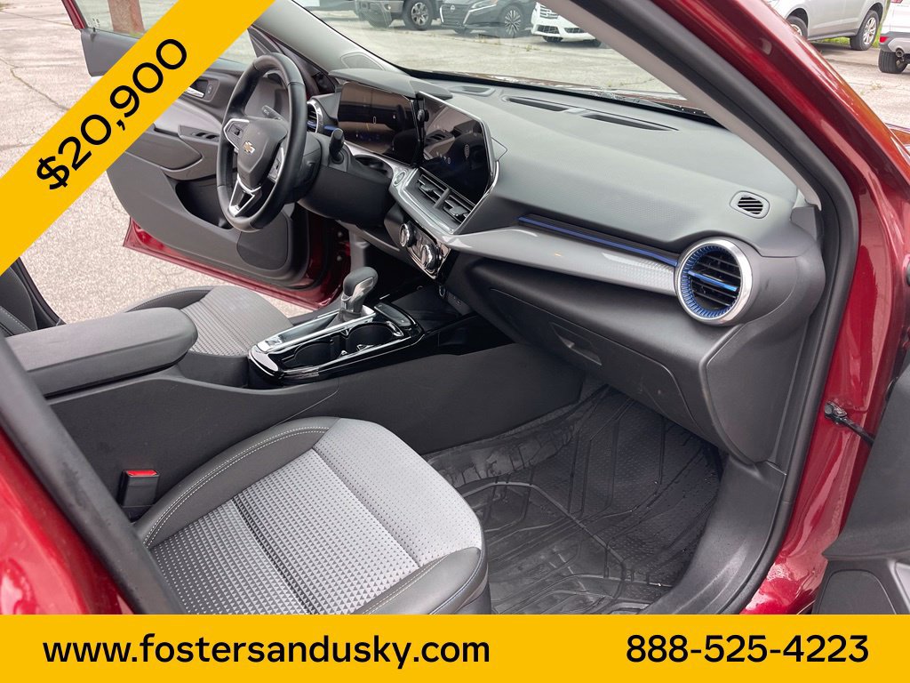 Used 2024 Chevrolet Trax LT w/ Sunroof Package FWD image 19