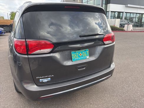 Used 2017 Chrysler Pacifica Touring-L image 3