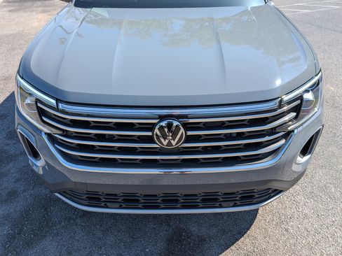 Used 2025 Volkswagen Atlas SE w/ Panoramic Sunroof Package image 12