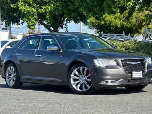 Used 2019 Chrysler 300 Limited RWD image 2